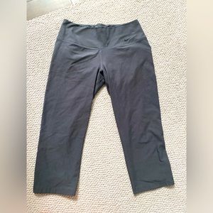 Dark gray Nike Dri-Fit cropped leggings | size small